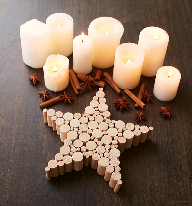 Weisse Kerzen mit Stern aus Holz