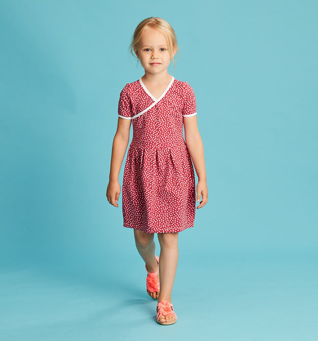 Kinderkleidung nähen: Modell für rot gepunktetes Kleid aus Jersey