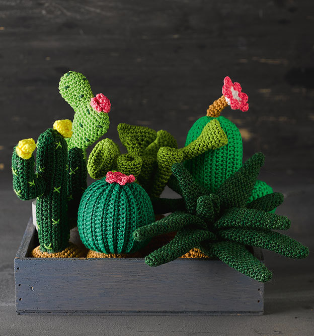 Großer gehäkelter Kaktus mit Blumen, 7,5 cm x 8 cm Keramiktopf