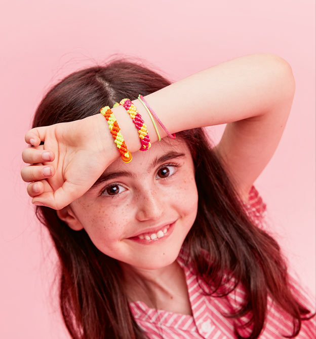 Armband aus Kreativ-Set Makramee mit Kindern