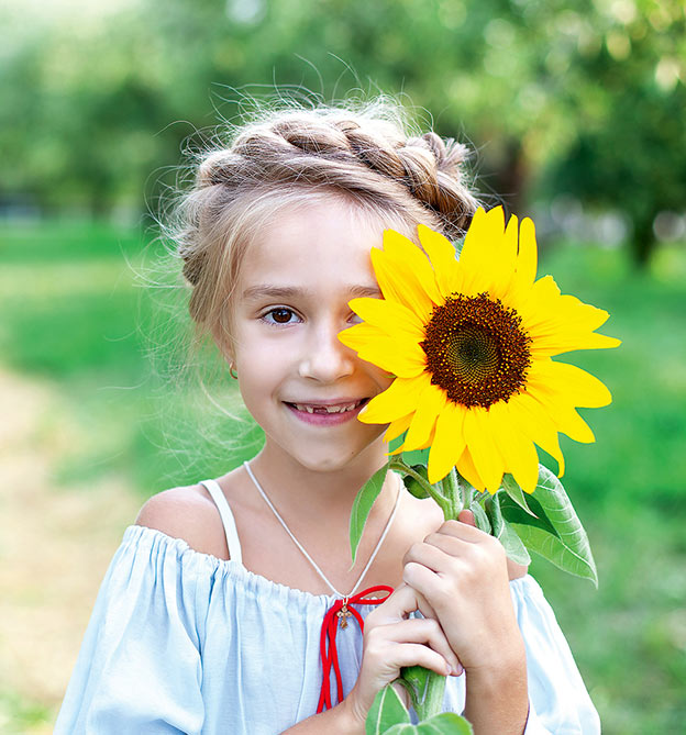Mädchen hält Sonnenblume