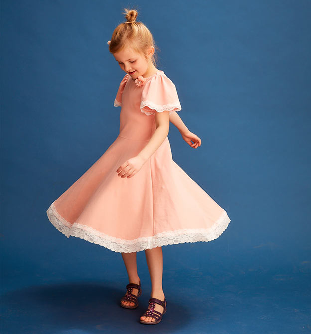 Kinderkleidung nähen: Mädchen in rosa Kleid