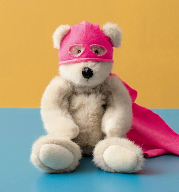 Superhelden-Teddy basteln mit pinker Maske und Cape