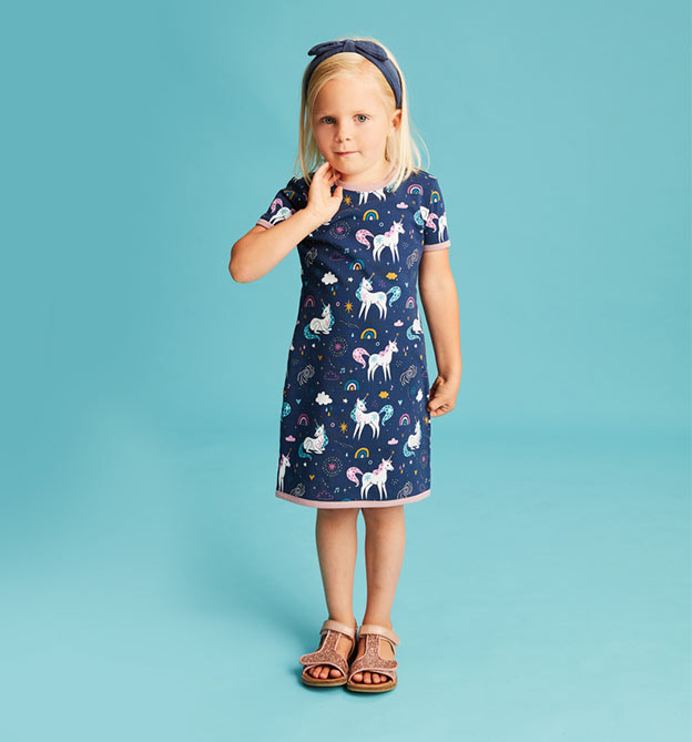 Kinderkleidung nähen: Anleitung für Kleid mit Einhörnern