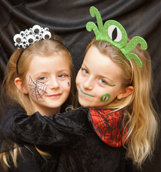 Zwei Mädchen mit Halloween Haarreifen