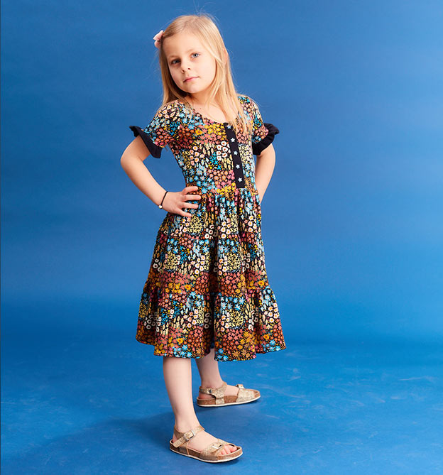Kinderkleidung nähen: Mädchen in buntem Blumenkleid au Jersey