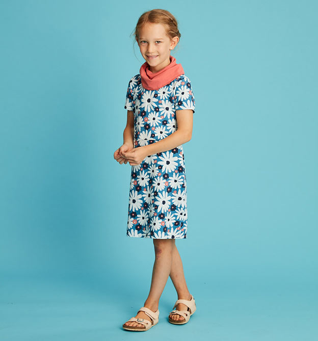 Kinderkleidung nähen: Modell für blaues Blumenkleid